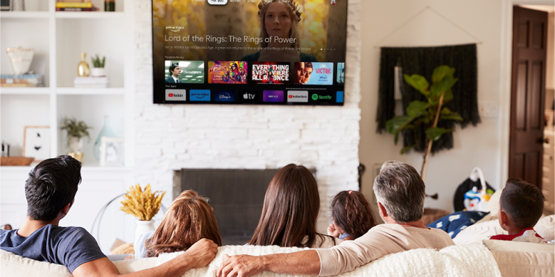 familia-assistindo-smart-tv